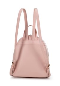 Růžový batoh z fauš na kůži s nastavitelnými popruhy, texturovanými bočními panely a zlatými akcenty. Hladký povrch a strukturovaný tvar.