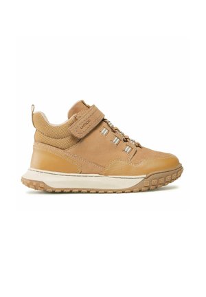 Jasnobrązowy sneaker typu mid-top z sznurówkami i paskiem na rzep, wyściełanym kołnierzem, teksturowaną podeszwą oraz detalami z tkaniny i skóry.