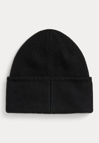 Černá pletená čepice s přeloženým lemem, texturovanou tkaninou a jednoduchým, zaobleným designem. Vhodná pro běžné nošení v chladném počasí.