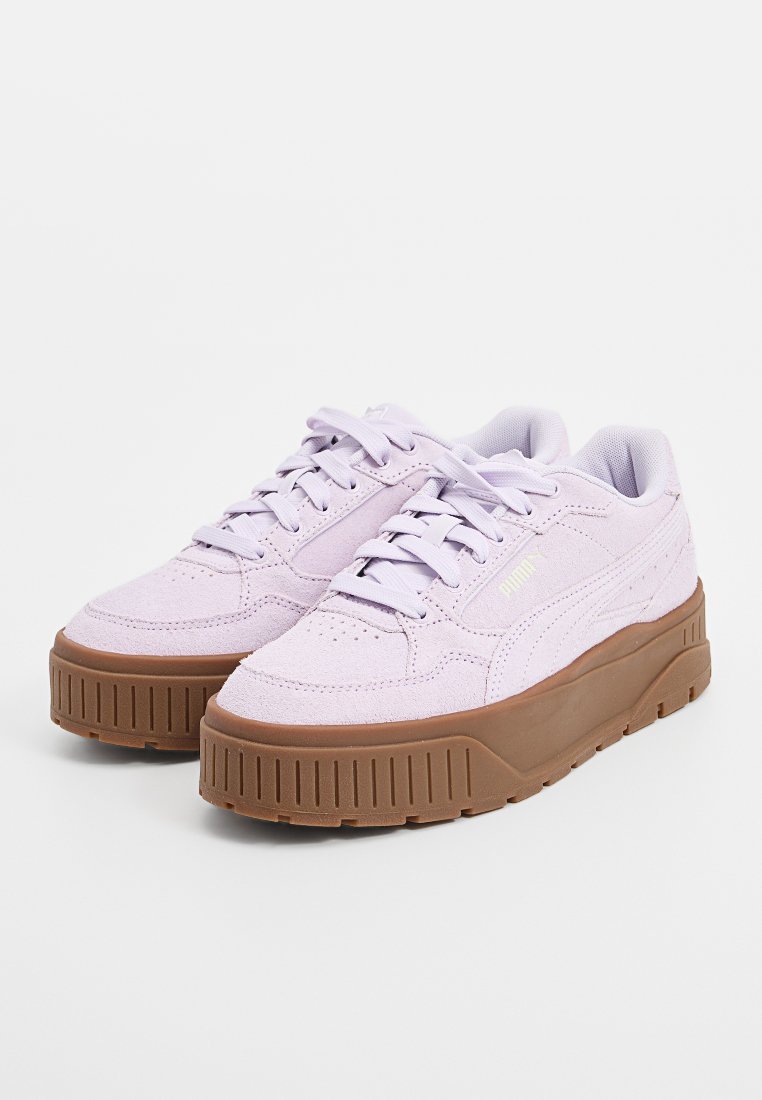 Baskets en suède violette avec une épaisse semelle en caoutchouc brun, dotées de lacets ronds, d'un col rembourré et d'un détail de logo latéral.