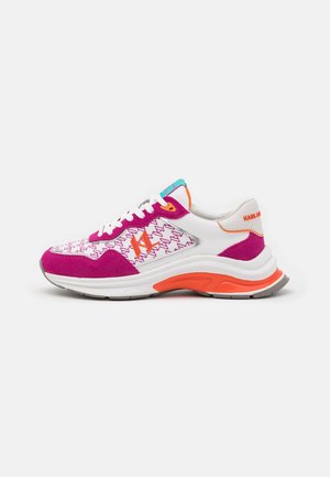 Weiße und magentafarbene Sneaker mit orangefarbenen Akzenten, gemustertem Seitenpanel, weißen Schnürsenkeln, türkisfarbenem Zungenlabel und dicker weißer Sohle mit orangefarbenen Details.