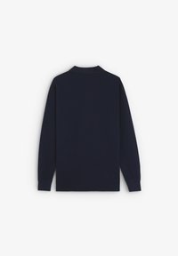 Camisa polo de manga larga en color azul marino oscuro, hecha de una suave mezcla de algodón. Presenta un collar clásico y puños acanalados, con un diseño simple, sin patrones.