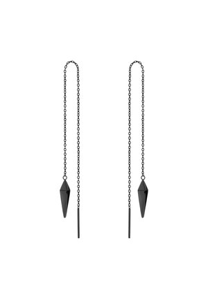 Pendientes hilo de metal negro con largas cadenas y colgantes geométricos puntiagudos sobre un fondo blanco.