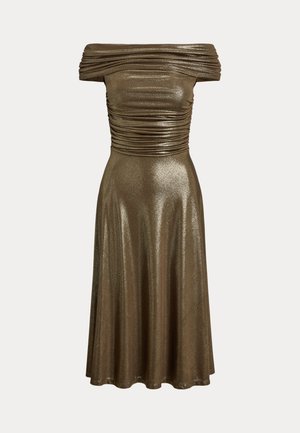 Robe décolletée en olive métallique, avec une texture froncée au niveau du bustier et une jupe fluide qui tombe jusqu'aux molets.