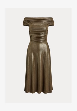 Metāliski olīvzaļš kleita ar atsegtiem pleciem, ar savilkta tekstūra pie krūšu daļas un plūstošu svārku, kas nokrīt līdz vidus teļiem.