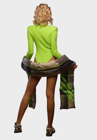 Neon grön ribbad bodysuit med långa ärmar, kombinerad med en mönstrad oversized jacka med gröna, svarta och beige ränder.