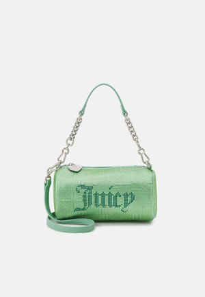 Mała zielona torba o cylindrycznym kształcie z uchwytem na srebrnym łańcuszku, regulowanym paskiem i napisem „Juicy” z ciemnozielonych kryształków na przedzie.