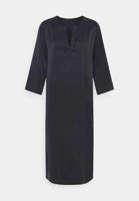 Musta tunika-mekko, jossa on V-pääntie ja kolmanneksen pituuden hihat, valmistettu sileästä kankaasta. Mekossa on suora siluetti eikä koristeita.