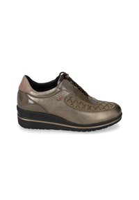 Sneaker in pelle bronzo metallico da uomo con dettagli perforati e borchiati, chiusura con lacci, colletto imbottito e suola in gomma nera con striscia beige.