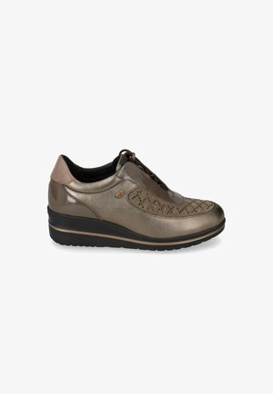 Sneaker in pelle bronzo metallico da uomo con dettagli perforati e borchiati, chiusura con lacci, colletto imbottito e suola in gomma nera con striscia beige.