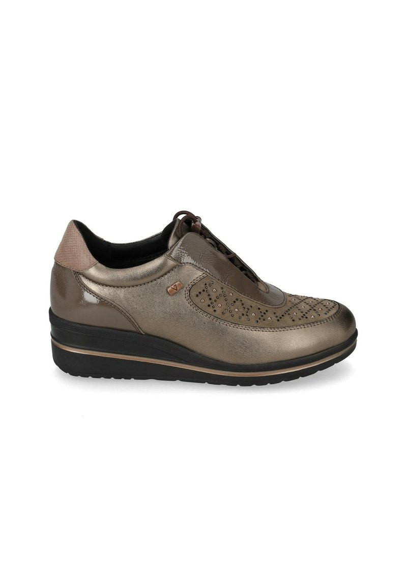 Sneaker in pelle bronzo metallico da uomo con dettagli perforati e borchiati, chiusura con lacci, colletto imbottito e suola in gomma nera con striscia beige.