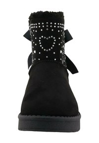 Czarne zamszowe botki do kostki z futerkiem w środku, ozdobione srebrnymi ćwiekami w kształcie serc, z czarnymi wstążkami po bokach.