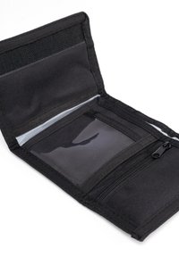 Czarny portfel z tkaniny z zapięciem na rzep, posiadający przezroczystą kieszeń na identyfikator, przegrodę na zamek błyskawiczny oraz wiele przegródek na karty.