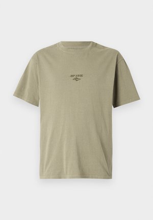 T-shirt à manches courtes vert olive, en coton, avec un petit logo sur la poitrine. Coupe classique avec un col rond et une texture douce.