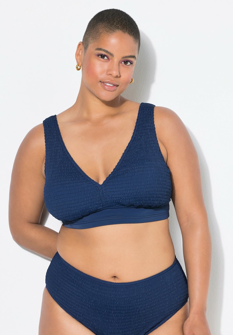 Námořnický modrý bikinový set se strukturovanou tkaninou, topem s V-výstřihem a širokými ramínky, a vysokými kalhotkami s nařaseným designem.