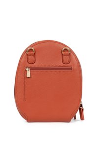 Borsa rotonda in pelle color arancio bruciato con hardware dorato, dotata di una tasca frontale con zip, base piatta e due anelli di attacco superiori.