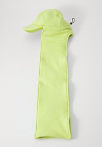 Căciulă verde lime cu o eșarfă lungă, texturată atașată, având un material moale, elastic și un șnur reglabil în spate.