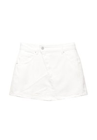 Jupe en denim blanc avec une taille ajustée, un ourlet en biais, deux poches avant et une fermeture à bouton métallique. Présente des détails de texture et de couture subtils.