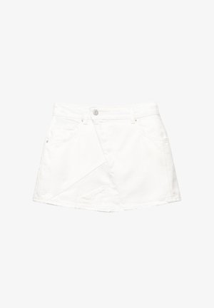Jupe en denim blanc avec une taille ajustée, un ourlet en biais, deux poches avant et une fermeture à bouton métallique. Présente des détails de texture et de couture subtils.