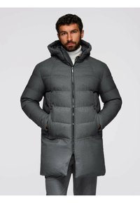 Giacca a vento grigia con cappuccio, dotata di chiusura con zip, design trapuntato e due tasche, che arriva fino a metà coscia. Texture morbida.