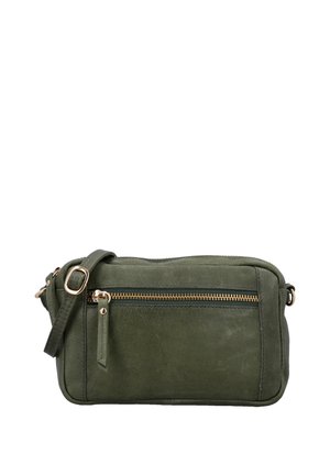 Obdĺžniková kabelka na rameno olivovo zelenej farby s nastaviteľným popruhom a zlatým zipsovým vreckom na prednej strane na bielom pozadí.