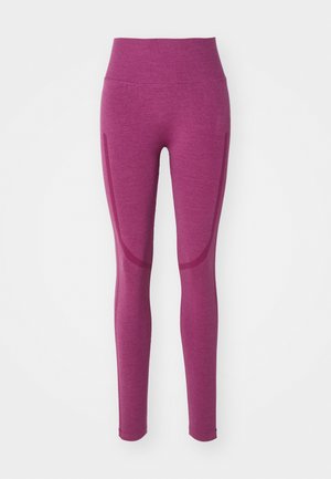 Strakke leggings in een diepe paarse tint, gemaakt van een gestructureerde stof. Voorzien van een hoge tailleband en naadloze zijkanten met contrasterende accenten.