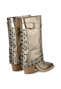 Bottes dorées métalliques montantes avec des accents cloutés et un détail de boucle. Présente une surface texturée et un talon en bois empilé.