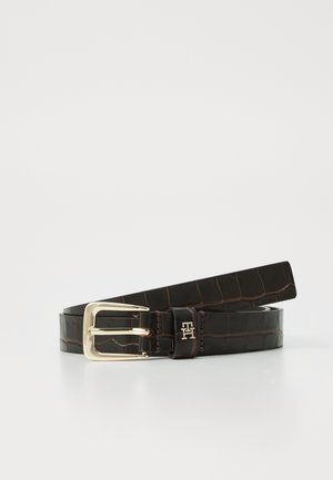 Ceinture en cuir noir avec texture crocodile, dotée d'une boucle en métal doré et d'un logo embossé sur la sangle. Design épuré.