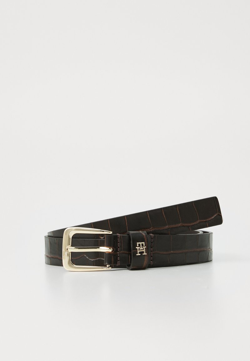 Ceinture en cuir noir avec texture crocodile, dotée d'une boucle en métal doré et d'un logo embossé sur la sangle. Design épuré.