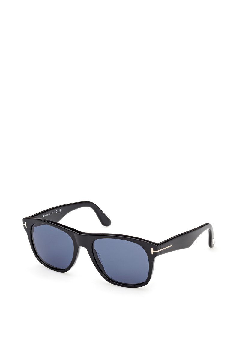 Occhiali da sole neri rettangolari con lenti azzurrate, caratterizzati da un design elegante e un accento dorato sulle tempie. Montatura in plastica.