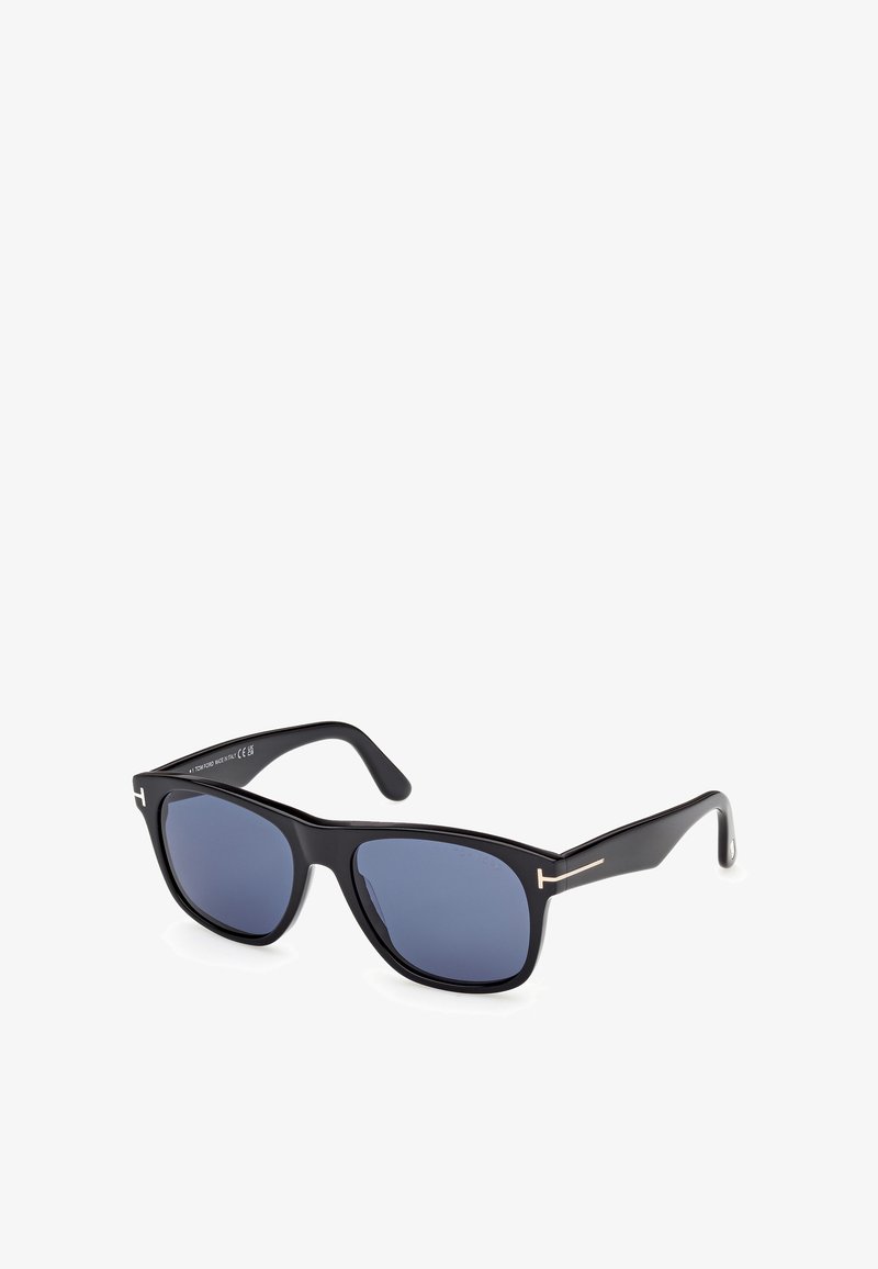 Occhiali da sole neri rettangolari con lenti azzurrate, caratterizzati da un design elegante e un accento dorato sulle tempie. Montatura in plastica.