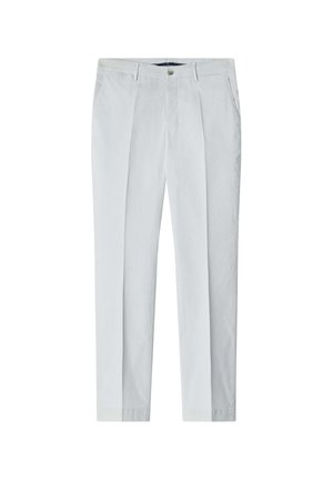 Pantalones de color gris claro con una textura suave, que presentan dos pliegues frontales, cierre de botón y un diseño de pierna recta.