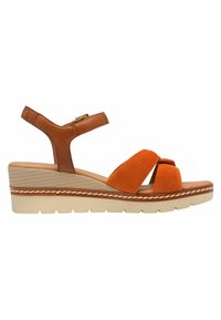 Sandalias de ante naranja con detalles en cuero marrón, suela de cuña y tiras cruzadas. Correa de tobillo ajustable con detalles en dorado.