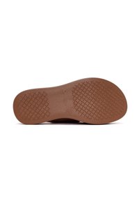 Suela de zapato de goma marrón con un patrón texturizado que presenta cuadros elevados, bordes lisos y una marca prominente grabada en el centro.