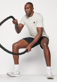 adidas Performance TRAIN ESSENTIALS - Sportfelső - alumina/black