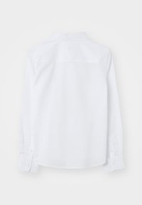Wit katoenen overhemd met lange mouwen, voorzien van een knoopsluiting kraag, een rugpas detail en knoopsluiting manchetten. Gladde textuur met een eenvoudig ontwerp.