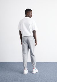 Nike Sportswear JOGGER - Träningsbyxor - dark grey heather