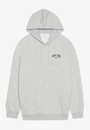 Grå hoodie lavet af blødt stof, med en lomme på fronten og hætte med snøre. "NEW YORK" er broderet på brystet i sort.
