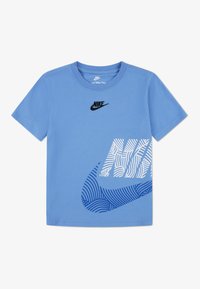 Ανοιχτό μπλε κοντομάνικο t-shirt από βαμβάκι, με μαύρο λογότυπο Nike και μεγάλο στυλιζαρισμένο λευκό και μπλε γραφικό στο μπροστινό μέρος.