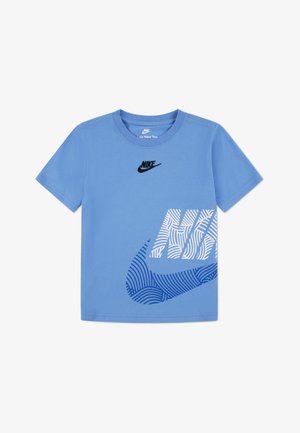 Világoskék rövid ujjú pamut póló, fekete Nike logóval és egy nagy, stilizált fehér-kék grafikával az elején.
