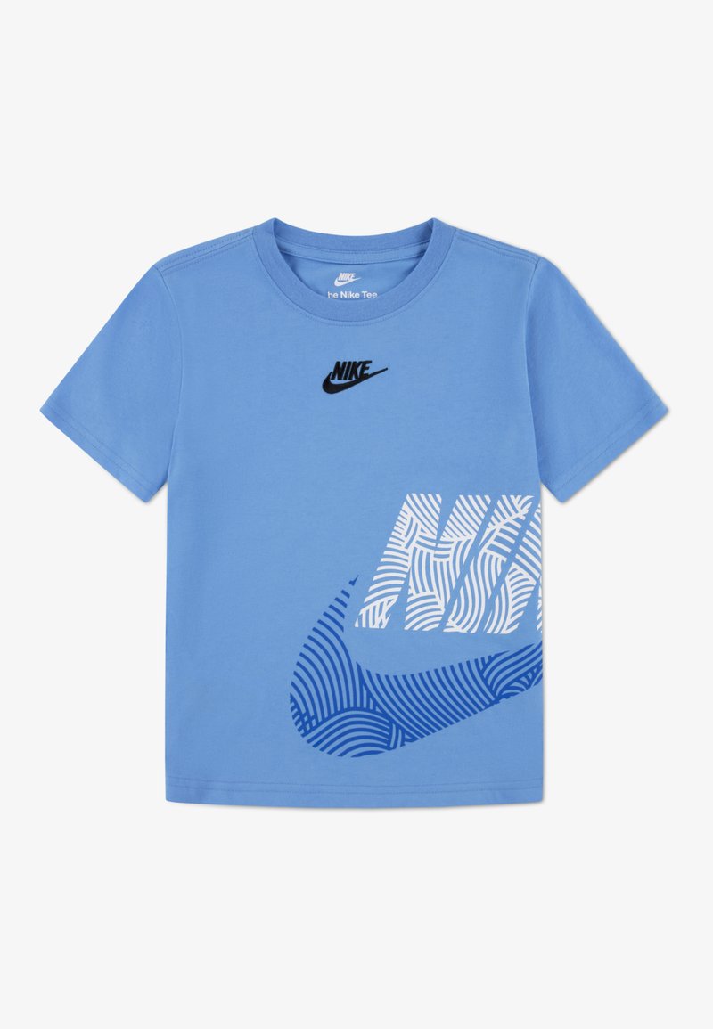 Ανοιχτό μπλε κοντομάνικο t-shirt από βαμβάκι, με μαύρο λογότυπο Nike και μεγάλο στυλιζαρισμένο λευκό και μπλε γραφικό στο μπροστινό μέρος.