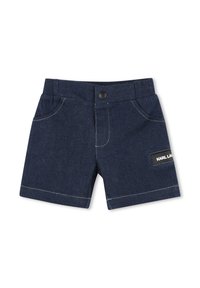 Donkerblauwe denim shorts met lichtere stiksels. Beschikt over voorzakken, een bovenste knoopsluiting en een zwart label met witte tekst aan de zijkant.
