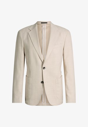 Beżowa męska marynarka na dwa guziki, z wciętymi klapami, przednimi kieszeniami naszywanymi oraz pasiastym, podszewką, pokazana z przodu na białym tle.