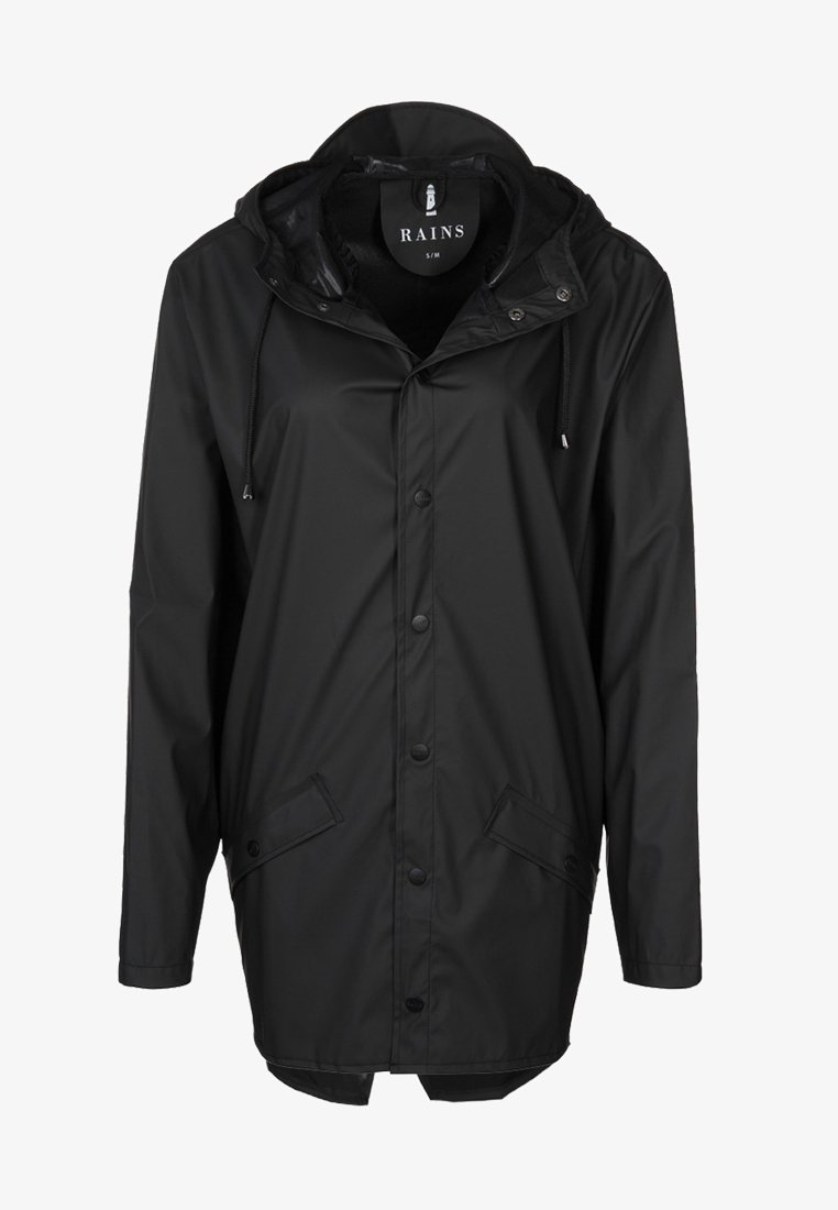 Musta vedenpitävä takki, jossa on huppu, nepparit, säädettävät kiristysnyörit ja kaksi etutaskua. Sileä pinta ja rento muotoilu.