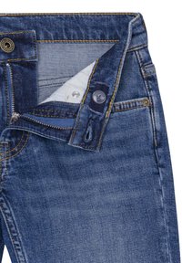 Jeans de mezclilla con un lavado azul oscuro, que presentan un cierre de cremallera, botón y costuras doradas. La cinturilla abierta muestra un forro de tejido suave.