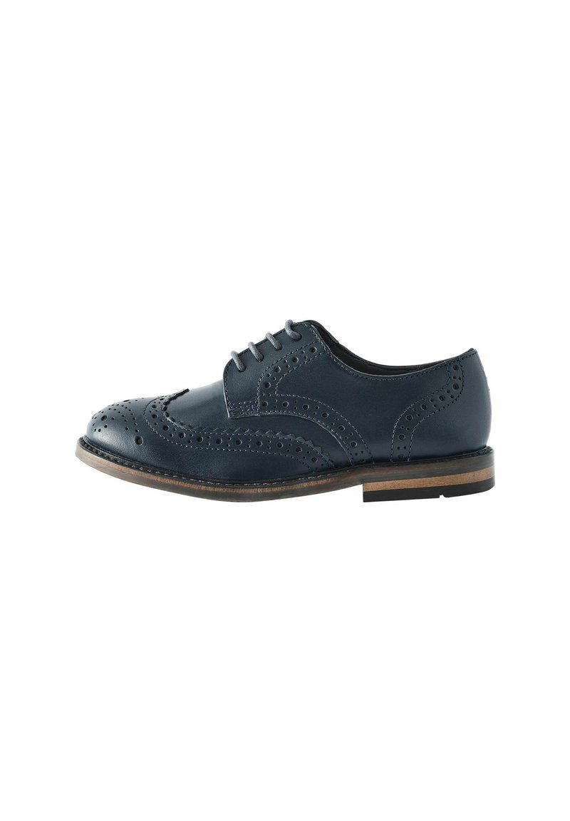 Marine læder brogue sko med perforerede detaljer, rund tå, snørebåndsdesign og en kontrasterende brun træsål.