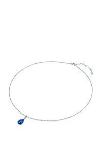 Silberne Kettenhalskette mit einem tropfenförmigen blauen Edelsteinanhänger. Das Design ist minimalistisch mit einer zarten Kette und einem verstellbaren Verschluss.