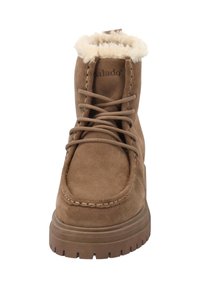 Brązowe zamszowe botki za kostkę z podszewką z sztucznego futra, okrągłym noskiem, sznurowaniem z przodu oraz grubą gumową podeszwą z rowkami zapewniającymi przyczepność.