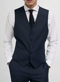 Gilet marine foncé avec un design ajusté, cinq boutons et deux poches latérales, associé à une chemise blanche et une cravate noire.