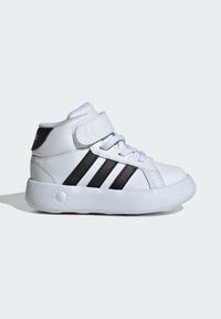 Białe sneakersy dla malucha z czarnymi paskami, rzepem, sznurowadłami i wyściełaną podeszwą na jednolitym tle.